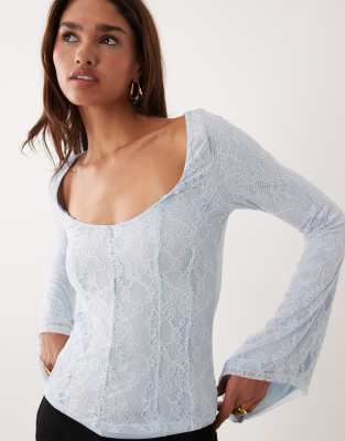 ASOS DESIGN - Oberteil aus Spitzen in Blassblau mit Trompetenärmeln