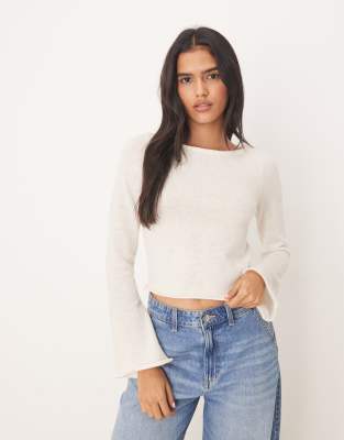 ASOS DESIGN - Oberteil aus Strick in Creme mit lockerer Passform und U-Boot-Ausschnitt-Weiß