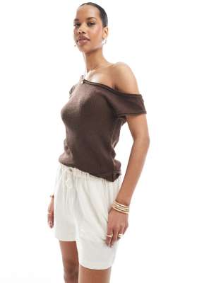 ASOS DESIGN - Oberteil aus Strick in Schokobraun mit One-Shoulder-Träger-Blau