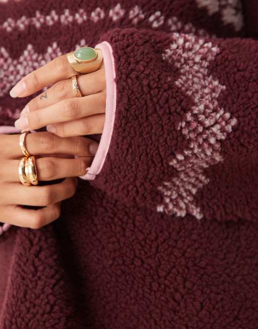 ASOS DESIGN – Oberteil aus Teddyfleece in Pflaume mit platziertem Norwegermuster in Rosa, 2 von 4