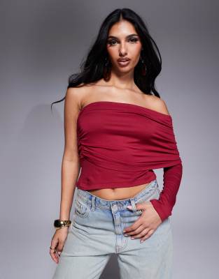 Thumbnail - ASOS DESIGN - Oberteil in Beerenrot mit Bardot-Ausschnitt und One-Shoulder-Träger