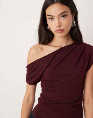 ASOS DESIGN - Oberteil in beerenroter Strickoptik mit abfallender Schulterpartie