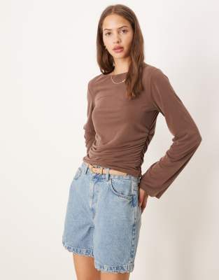 ASOS DESIGN - Oberteil in Braun aus Modal mit Pfirsichhaut-Haptik und geraffter Seite