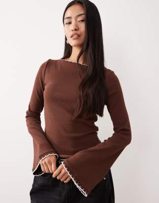 ASOS DESIGN - Oberteil in Braun mit feiner Rippenstruktur, ausgestellten Ärmeln und Muschelsaum-Brown