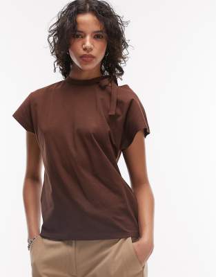 ASOS DESIGN - Oberteil in Braun mit Flügelärmeln und Schaldetail mit Cut-out-Brown