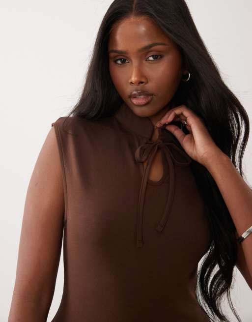ASOS DESIGN – Oberteil in Braun mit Mandarinkragen, Bindedetail am Ausschnitt und Flügelärmeln, 3 von 4
