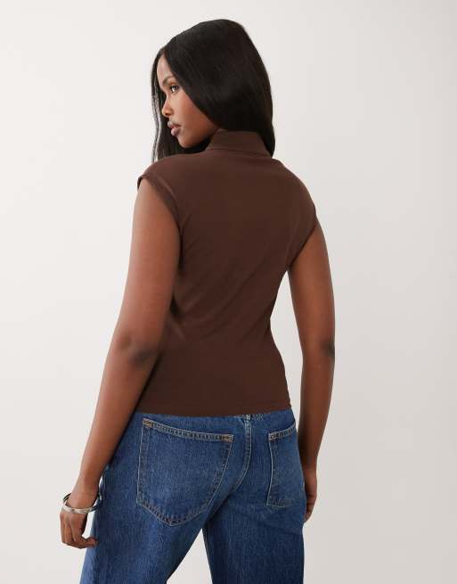ASOS DESIGN – Oberteil in Braun mit Mandarinkragen, Bindedetail am Ausschnitt und Flügelärmeln, 4 von 4