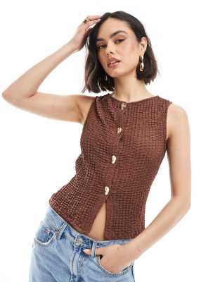 ASOS DESIGN - Oberteil in Braun mit Strukturmuster, Knopfleiste und goldfarbenen Metallknöpfen