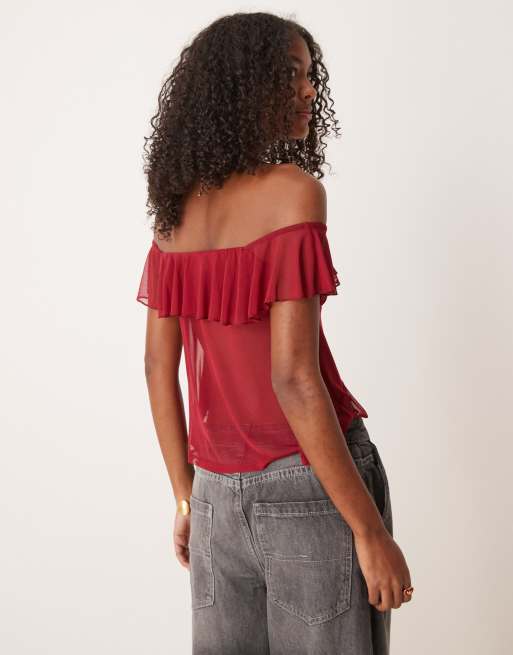 ASOS DESIGN – Oberteil in Burgunderrot mit Rüschen, Carmen-Ausschnitt und geschlitzter Vorderseite, 3 von 4