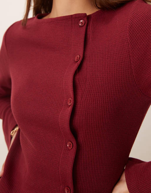 ASOS DESIGN – Oberteil in Burgunderrot mit Waffelstruktur und asymmetrischer Knopfleiste, 2 von 4