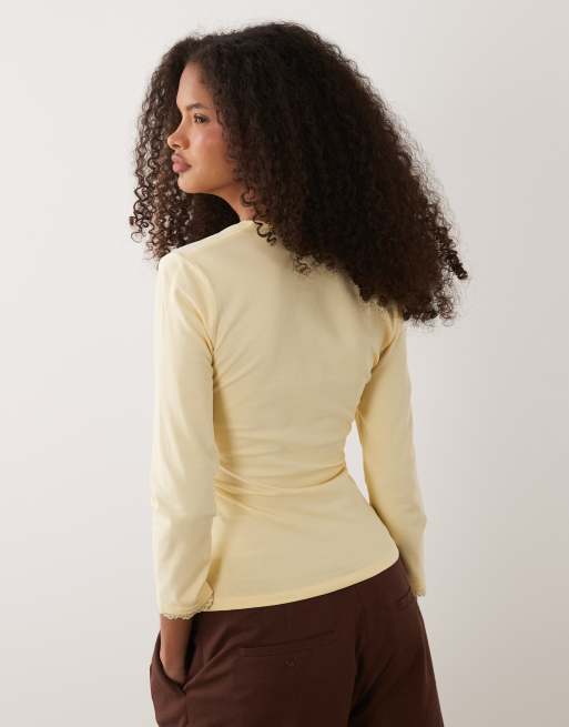 ASOS DESIGN – Oberteil in Buttermilchgelb mit 3/4-Ärmeln, eckigem Ausschnitt und Spitzensaum, 4 von 4