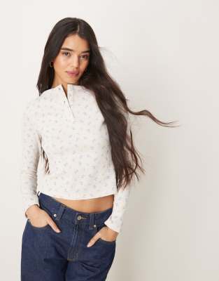 ASOS DESIGN - Oberteil in Creme mit Blümchenmuster, Waffelstruktur und Henley-Ausschnitt-Weiß