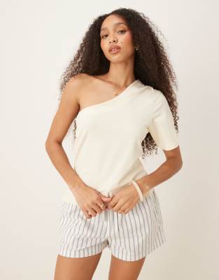 ASOS DESIGN - Oberteil in Cremeweiß mit One-Shoulder-Ärmel und geraffter Taille