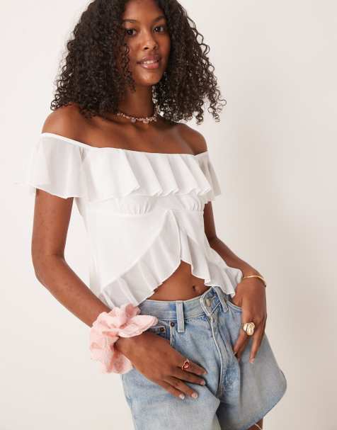 ASOS DESIGN – Oberteil in Cremeweiß mit Rüschen, Carmen-Ausschnitt und geschlitzter Vorderseite - view 1