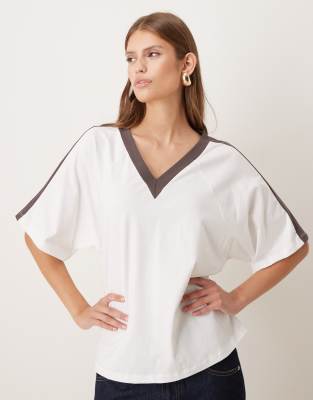 ASOS DESIGN - Oberteil in Cremeweiß mit V-Ausschnitt und Paspelierung in Schokobraun