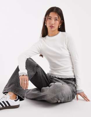 ASOS DESIGN - Oberteil in Ecru mit kontrastierender Doppellage-Weiß