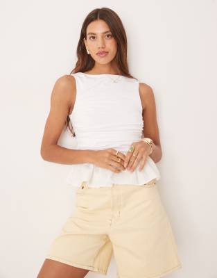 ASOS DESIGN - Oberteil in Elfenbein mit asymmetrischem Schößchen aus kontrastierendem Material-Weiß