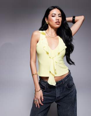 ASOS DESIGN - Oberteil in Gelb mit tiefem Ausschnitt, Rüschen am Ausschnitt und Ringerrücken.