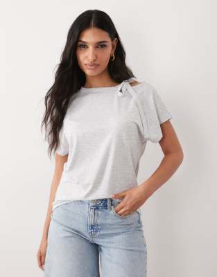 ASOS DESIGN - Oberteil in Grau meliert mit Flügelärmeln und Cut-out mit Schaldetail