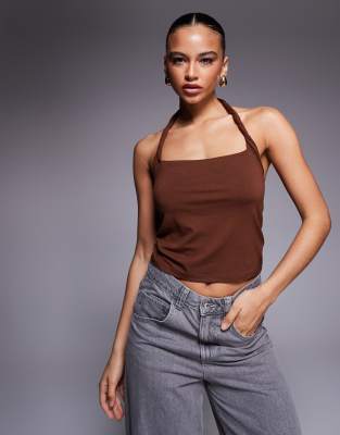 ASOS DESIGN - Oberteil in Karamell mit verdrehtem Neckholder-Träger-Brown