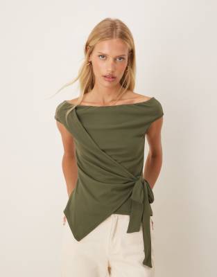 ASOS DESIGN - Oberteil in Khaki mit asymmetrischem Wickeldesign und U-Boot-Ausschnitt-Grün