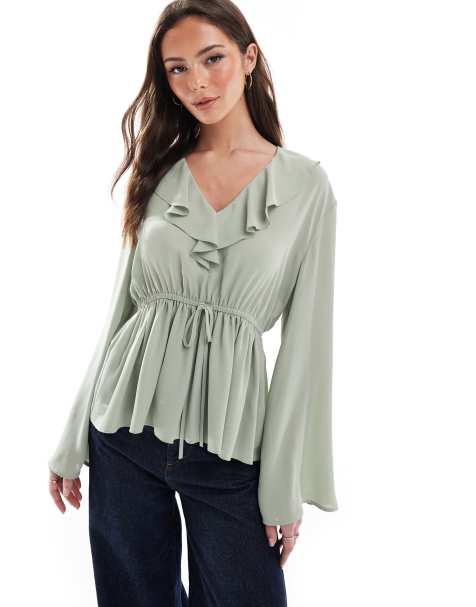 ASOS DESIGN – Oberteil in Khaki mit V-Ausschnitt, Rüschen und Schößchensaum - view 1