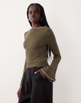 ASOS DESIGN - Oberteil in Olivgrün mit feiner Rippenstruktur, ausgestellten Ärmeln und Muschelsaum