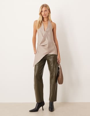 ASOS DESIGN - Oberteil in Pilzbraun mit drapiertem Satin-Schal am Ausschnitt-Brown