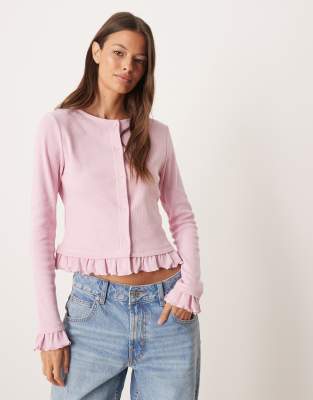 ASOS DESIGN - Oberteil in Rosa mit feiner Rippenstruktur, Knopfleiste und Rüschensaum