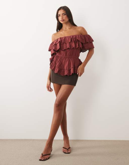 ASOS DESIGN – Oberteil in Rostrot mit Carmen-Ausschnitt und gestuften Rüschen mit Lochstickerei, 3 von 4