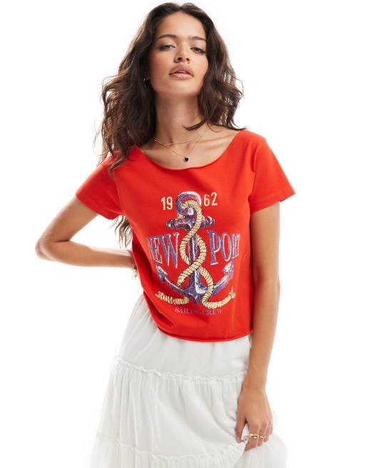 ASOS DESIGN – Oberteil in Rot mit U-Boot-Ausschnitt und nautischem „Newport“-Grafikprint