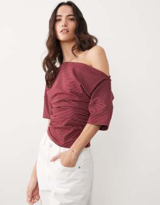 ASOS DESIGN - Oberteil in Rot und Weiß gestreift mit U-Boot-Ausschnitt und geraffter Taille-Bunt