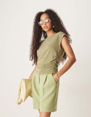 ASOS DESIGN - Oberteil in Salbeigrün mit Schlitzausschnitt und gerafften Seiten