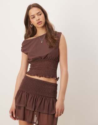 ASOS DESIGN - Oberteil in Schokobraun mit asymmetrischem Ausschnitt und gesmokter Taille