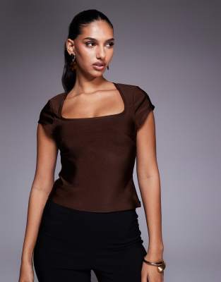 ASOS DESIGN - Oberteil in Schokobraun mit Bandagen-Design, eckigem Ausschnitt und Kappärmeln-Brown