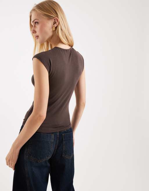 ASOS DESIGN – Oberteil in Schokobraun mit Kappärmeln und Schlüssellochausschnitt, 4 von 4