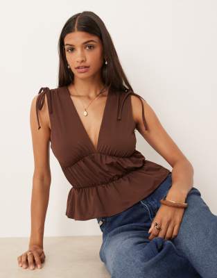 ASOS DESIGN - Oberteil in Schokobraun mit Rüschensaum und V-Ausschnitt-Brown