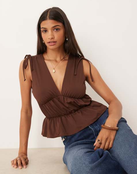 ASOS DESIGN – Oberteil in Schokobraun mit Rüschensaum und V-Ausschnitt - view 1
