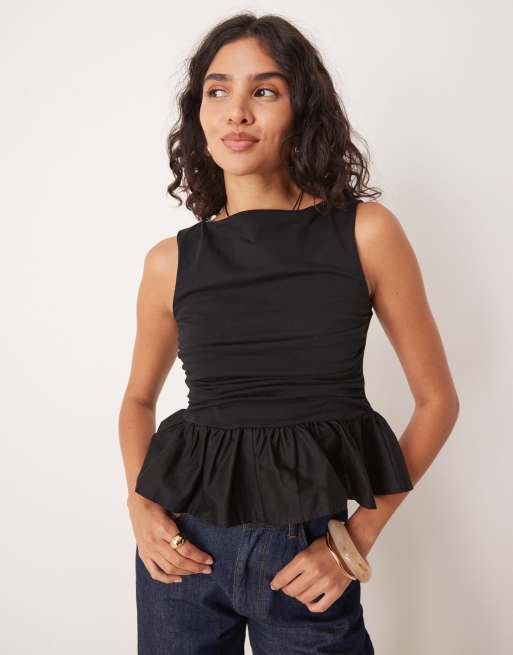 ASOS DESIGN – Oberteil in Schwarz mit asymmetrischem Schößchen aus kontrastierendem Material