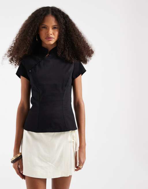 ASOS DESIGN – Oberteil in Schwarz mit asymmetrischer Knopfleiste und Stehkragen, 2 von 4