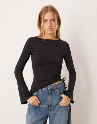 ASOS DESIGN - Oberteil in Schwarz mit ausgestellten Ärmeln und Tunnelzugdetail