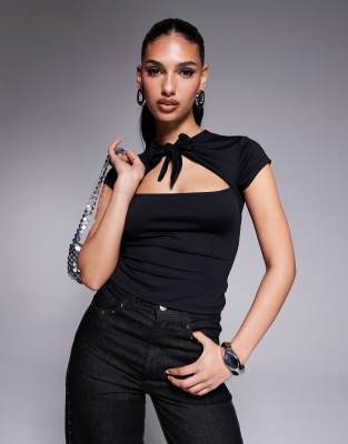 ASOS DESIGN - Oberteil in Schwarz mit Flügelärmeln, Cut-out und Bindedetail vorn