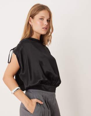 ASOS DESIGN - Oberteil in Schwarz mit geraffter Drapierung im Schulterbereich