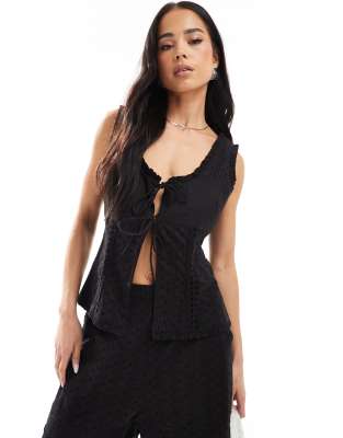 ASOS DESIGN - Oberteil in Schwarz mit Lochstickerei und Patchwork-Einsätzen, Kombiteil