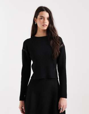 ASOS DESIGN - Oberteil in Schwarz mit Spitzeneinsatz