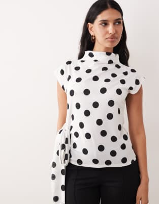 ASOS DESIGN - Oberteil in Schwarz-Weiß mit Polka Dots, Flügelärmeln und Bindedetail-Bunt