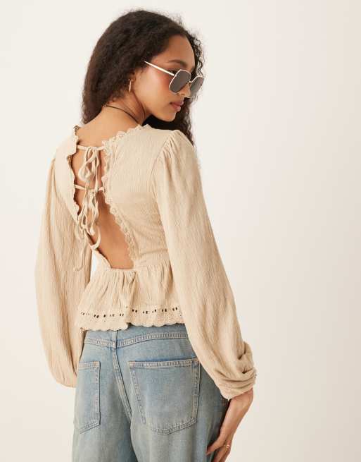 ASOS DESIGN – Oberteil in Steinbeige mit Ballonärmeln, Knitterstruktur, Bindedetail hinten und Spitzenborte, 3 von 4