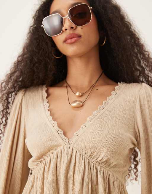 ASOS DESIGN – Oberteil in Steinbeige mit Ballonärmeln, Knitterstruktur, Bindedetail hinten und Spitzenborte, 4 von 4