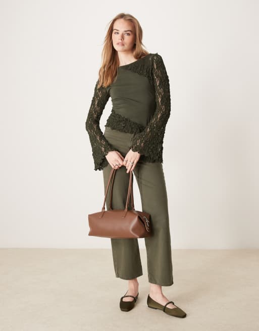 ASOS DESIGN – Oberteil in Tannengrün mit gespleißtem Design, Trompetenärmeln und U-Boot-Ausschnitt, 2 von 4