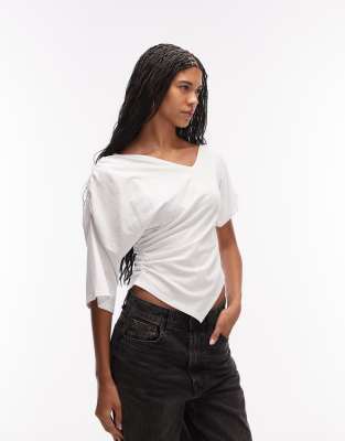 ASOS DESIGN - Oberteil in Weiß mit abfallender Schulterpartie und geraffter Taille